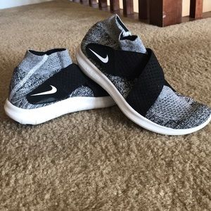 nike flyknit free run tennis shoes